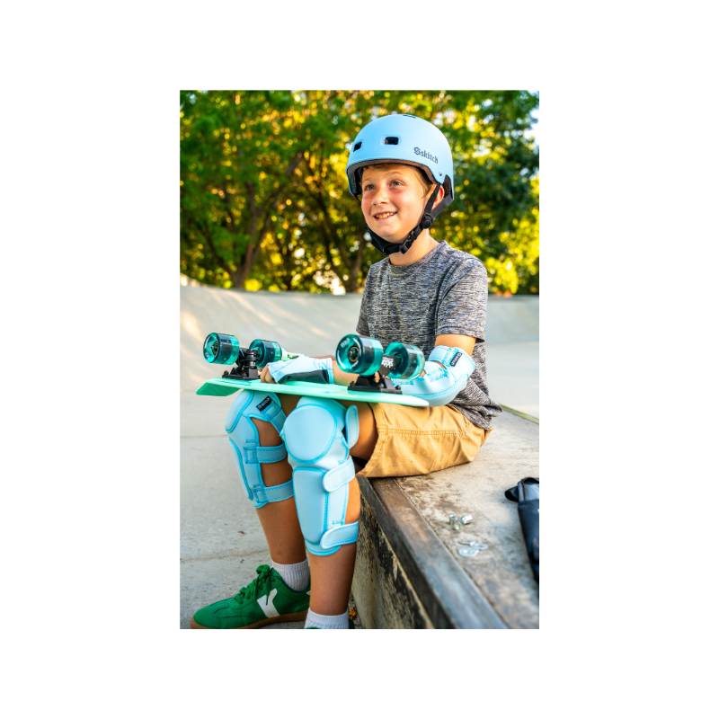 SKITCH® LED+ MINT GREEN Skateboard For Kids And Beginners Mini Cruiser Board Gift Set (LED ON/OFF)